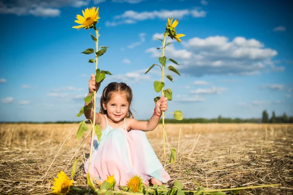 Charmantes Fröhliches Kleines Mädchen Das Einem Sonnigen Wolkenlosen Warmen Sommertag — Stockfoto