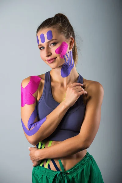 Mujer Muestra Cintas Kinesio Pegadas Cuerpo Concepto Deporte Estilo Vida — Foto de Stock