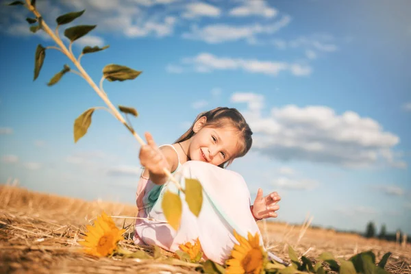 Charmantes Kleines Mädchen Mit Einer Sonnenblume Der Hand Sitzt Einem — Stockfoto