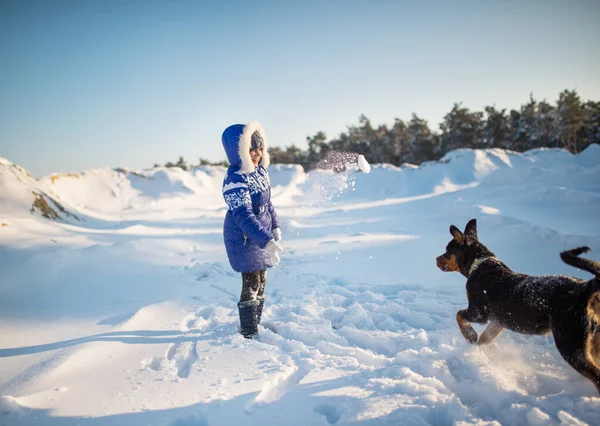 겨울날 사랑하는 달리고 수없는 소녀의 뒷모습 Copyspace — 스톡 사진