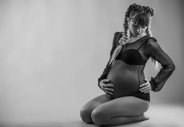Bella donna incinta in un body nero — Foto Stock