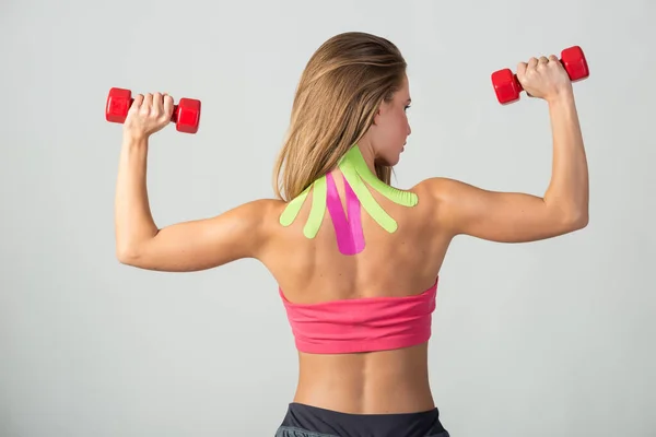 Mujer Realiza Ejercicios Con Pesas Con Cintas Kinesio Pegadas Cuello — Foto de Stock