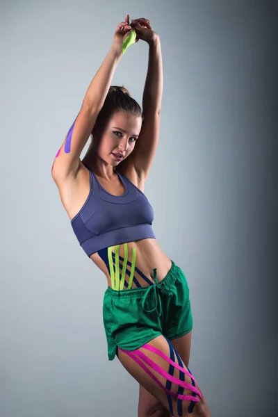 Mujer Muestra Cintas Kinesio Pegadas Vientre Baile Del Cabello Movimientos — Foto de Stock