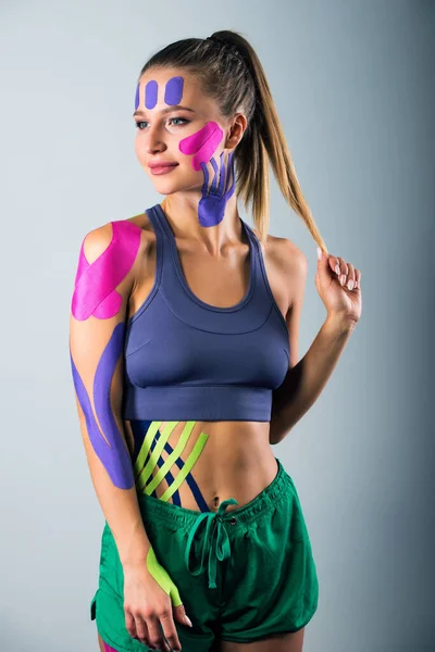 Mujer Muestra Cintas Kinesio Pegadas Cuerpo Concepto Deporte Estilo Vida — Foto de Stock