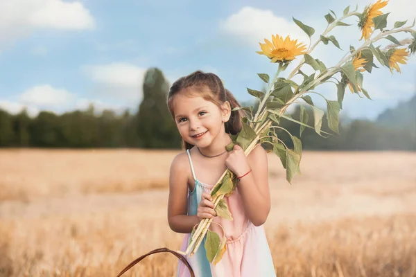 Das Süße Kleine Mädchen Hält Einen Strauß Sonnenblumen Den Händen — Stockfoto