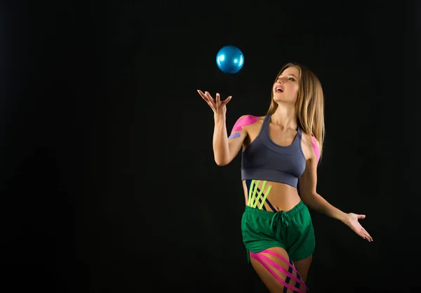 Femme Effectue Des Exercices Avec Ballon Sport Mode Vie Sain — Photo