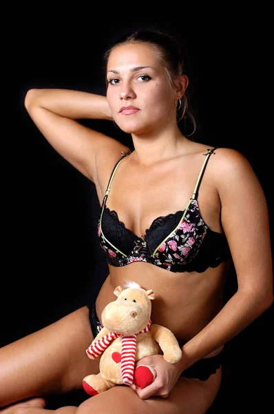 Retrato de una bonita joven abrazada a un osito de peluche — Foto de Stock