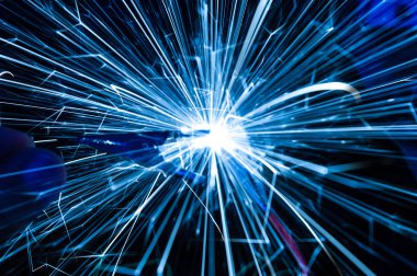 Kısa elektrik temasından parlak kıvılcımlar uçuşuyor