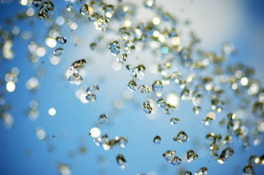 Mavi gökyüzü arka planına mavi su damlaları