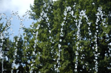 çeşmeden su coşma.