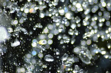 koyu arka plan üzerinde mavi su damlaları