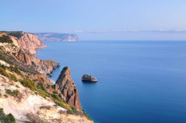 Ağaçlarla kaplı tepelerin büyüleyici manzarası