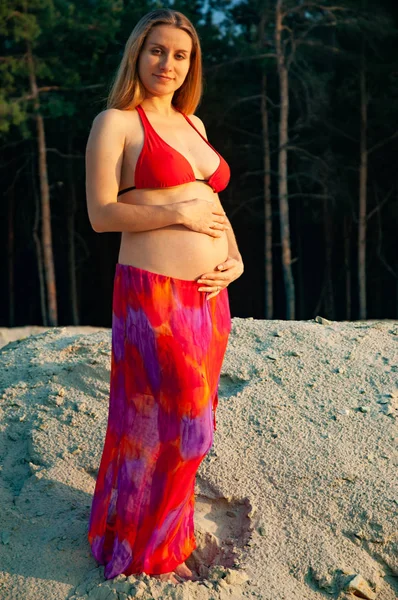 Bella donna incinta rilassarsi all'aperto nel parco — Foto Stock