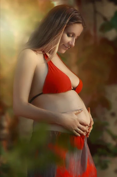 Wanita hamil cantik santai di luar di taman — Stok Foto