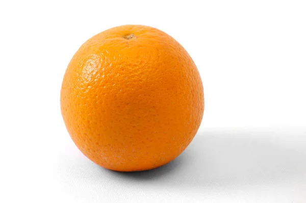 白い背景の大きなジューシーなオレンジ — ストック写真