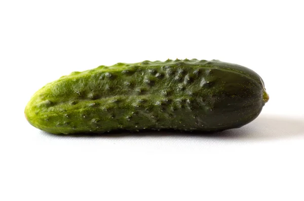 Komkommers op de witte achtergrond — Stockfoto