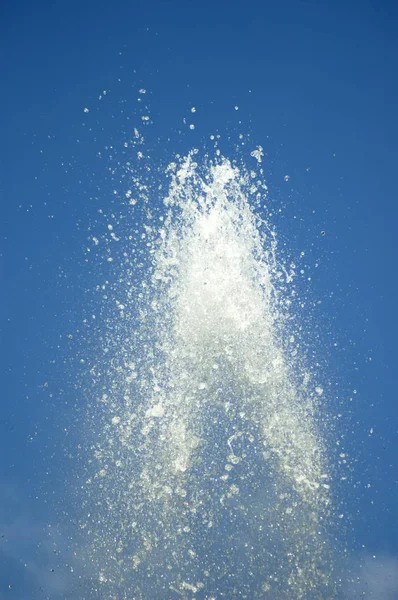 Gouttes d'eau bleue sur fond de ciel bleu — Photo