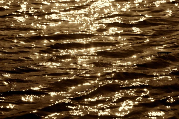 Rzeka ciemne stonowane fala zbliżenie — Zdjęcie stockowe