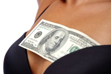 Bir kadının sütyen askısının altında dolar.
