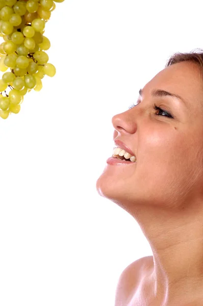 Chica hambrienta quiere comer deliciosas uvas jugosas — Foto de Stock