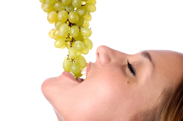 Menina com fome quer comer uvas suculentas deliciosas — Fotografia de Stock