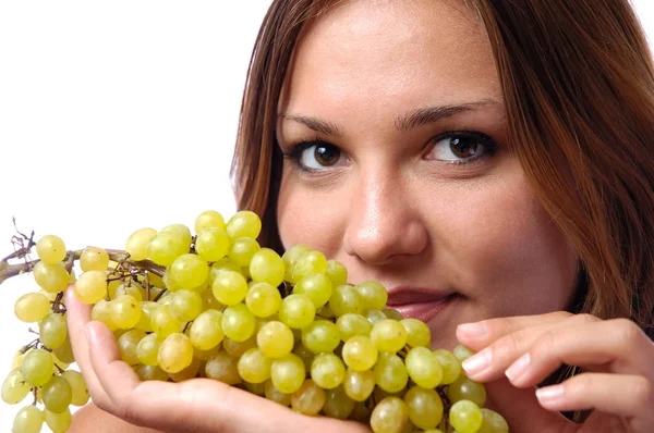 Chica hambrienta quiere comer deliciosas uvas jugosas — Foto de Stock