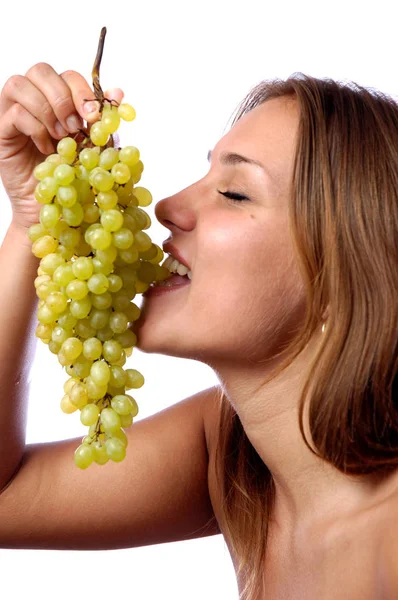 Chica hambrienta quiere comer deliciosas uvas jugosas — Foto de Stock