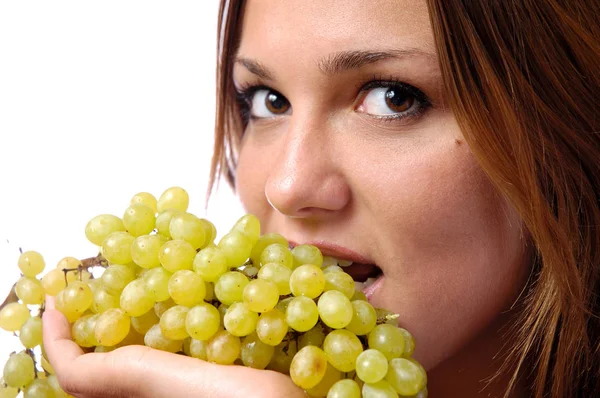 Chica hambrienta quiere comer deliciosas uvas jugosas — Foto de Stock