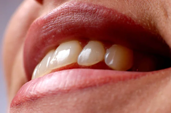 Maquillaje de labios sonrientes naturales perfecto primer plano —  Fotos de Stock