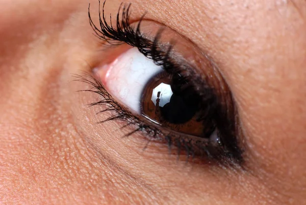 Close up de olho feminino natural — Fotografia de Stock