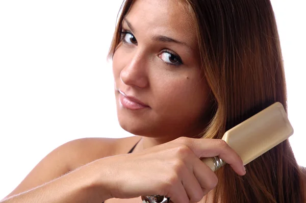 Nahaufnahme einer jungen Frau beim Kämmen der Haare — Stockfoto