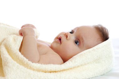 Şirin, küçük, büyük gözlü bir kızın yakın plan portresi.