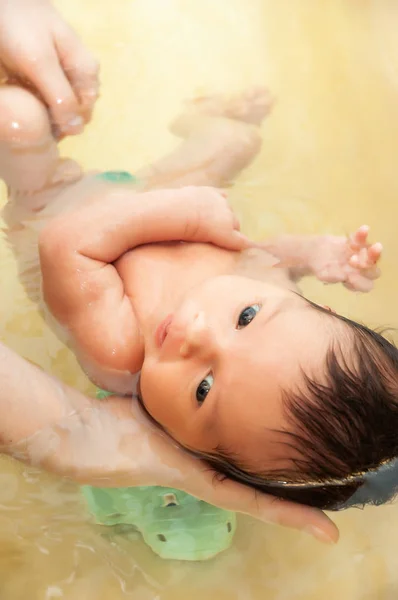 Petits nwborn gros yeux beaux bains de bébé — Photo