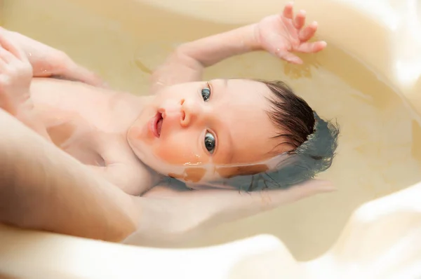 Маленька чарівна дівчинка купається в теплій воді — стокове фото