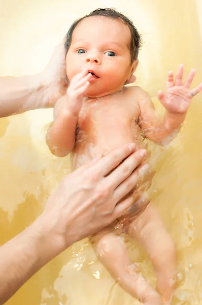 Маленькі недоношені великі красиві дитячі ванни — стокове фото