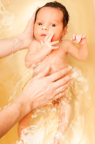 Piccola ragazza affascinante bagna in acqua calda — Foto Stock