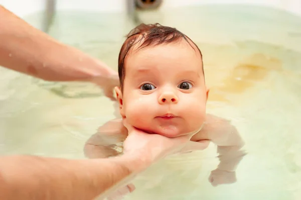 Pequena menina encantadora banha em água morna — Fotografia de Stock