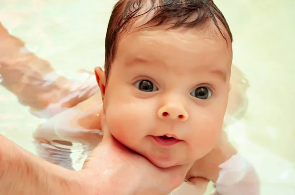 Pequeno nwborn de olhos grandes belos banhos de bebê — Fotografia de Stock