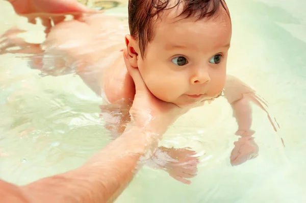 Pequeño nwborn de ojos grandes hermoso bebé baña —  Fotos de Stock