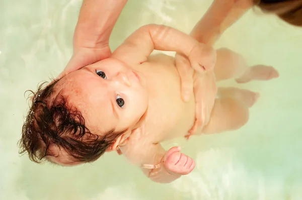 Petits nwborn gros yeux beaux bains de bébé — Photo