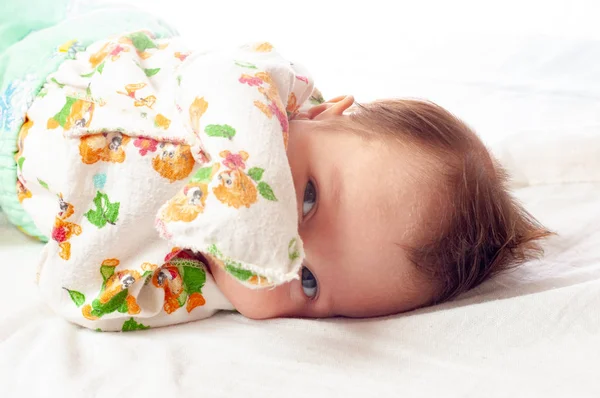 Retrato de cerca de una niña bonita curiosa — Foto de Stock