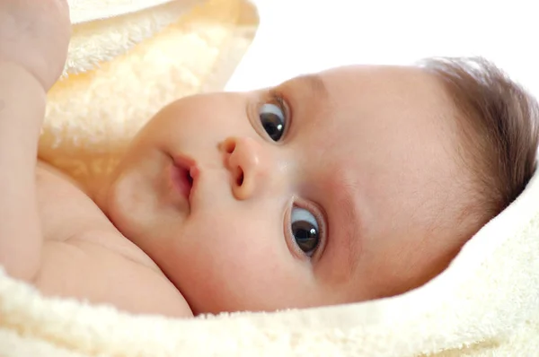 Retrato de cerca de una linda niña de ojos grandes — Foto de Stock