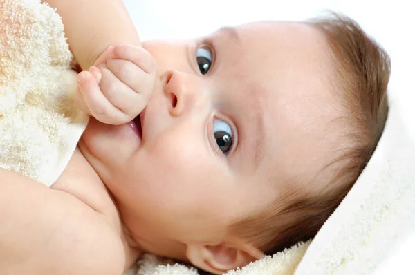 Nahaufnahme Porträt eines süßen kleinen, großäugigen Mädchens — Stockfoto