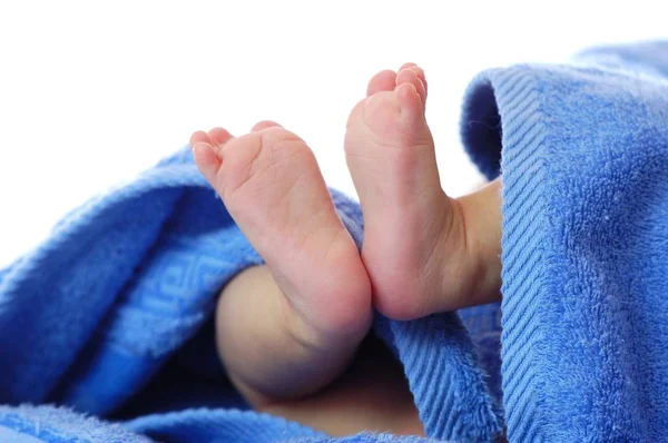 Τετράμηνη πόδια μωρού σε μπλε πετσέτα — Φωτογραφία Αρχείου