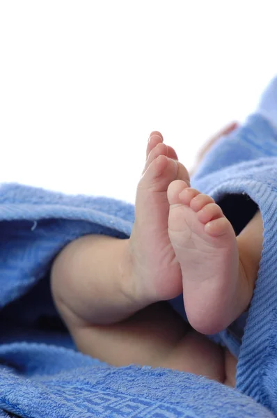 Jambes de bébé de quatre mois en serviette bleue — Photo