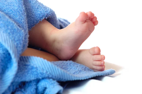Quatro meses de idade pernas de bebê em toalha azul — Fotografia de Stock