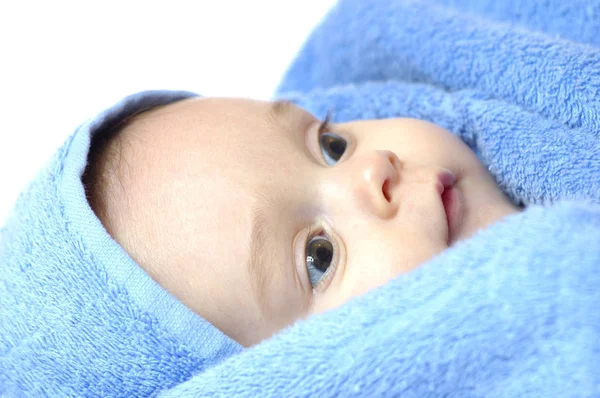 Primer plano de una niña de cuatro meses — Foto de Stock