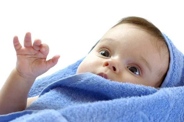 Nahaufnahme eines kleinen vier Monate alten Mädchens — Stockfoto