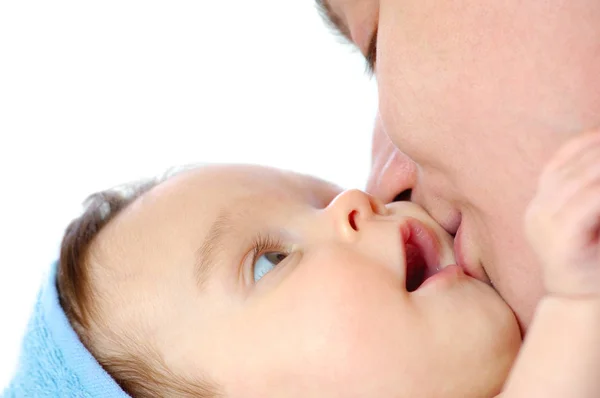 Primer plano una joven madre cariñosa limpia chica — Foto de Stock