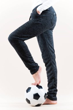 Spor giyimli, tanımlanamayan ince kız.